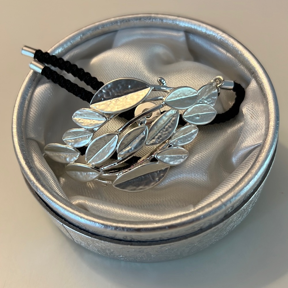 Adjustable women’s bracelet